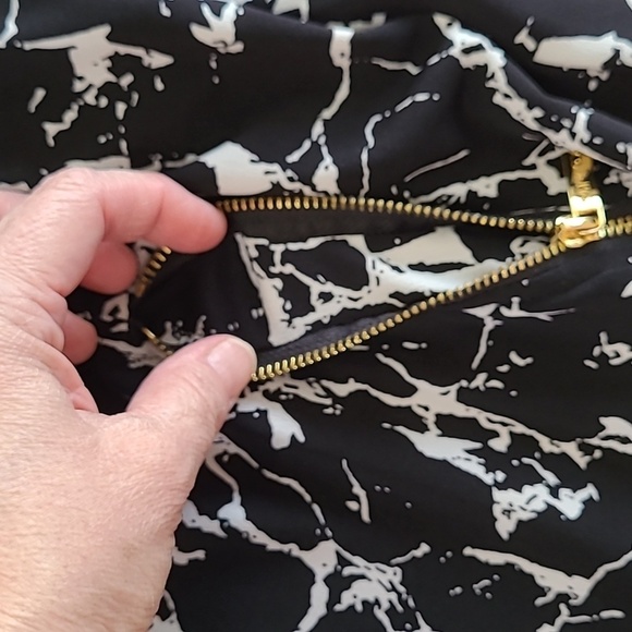 Calvin Klein jumpsuit featuring a black and white abstract pattern size 1X - Picture 9 of 10